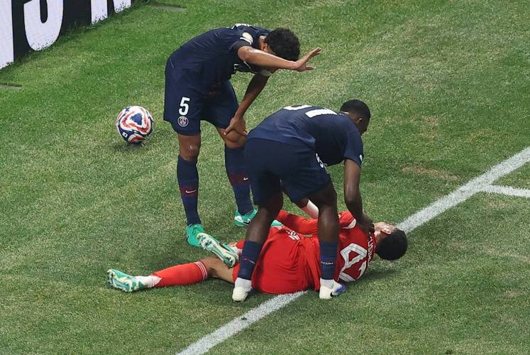 巴黎官方：巴尔科拉右脚踝严重扭伤，可能无法出战欧冠14决赛