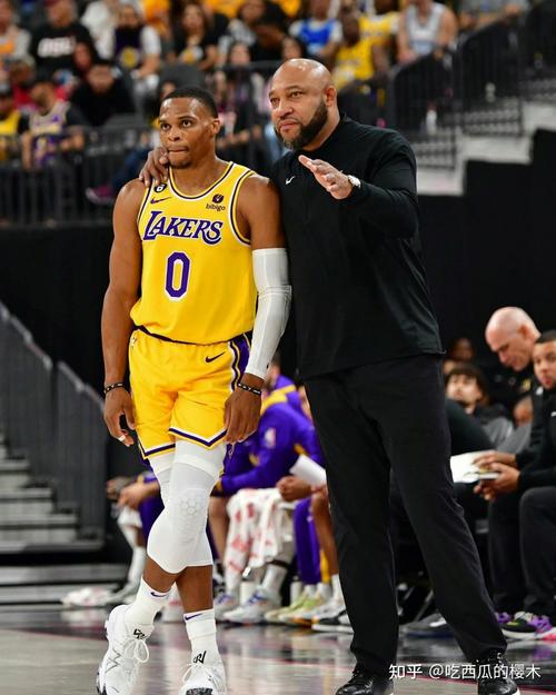 艾顿打趣：平时被贬替补意味着我上不了场但最近我110%投入