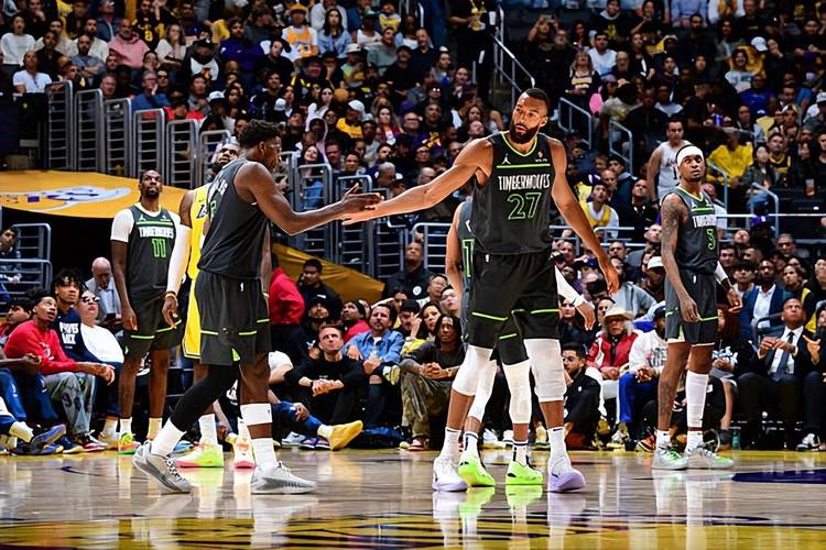 内线随便扣！戈贝尔半场6中6砍12分11板两双5个前场板&各种暴扣