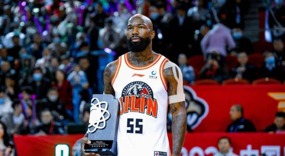 给力双外援！约翰逊9中7砍18分10板5助3帽琼斯9中6砍16分