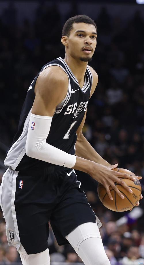 小铁但防守凶！文班亚马半场9中3拿到6分6板3助4帽