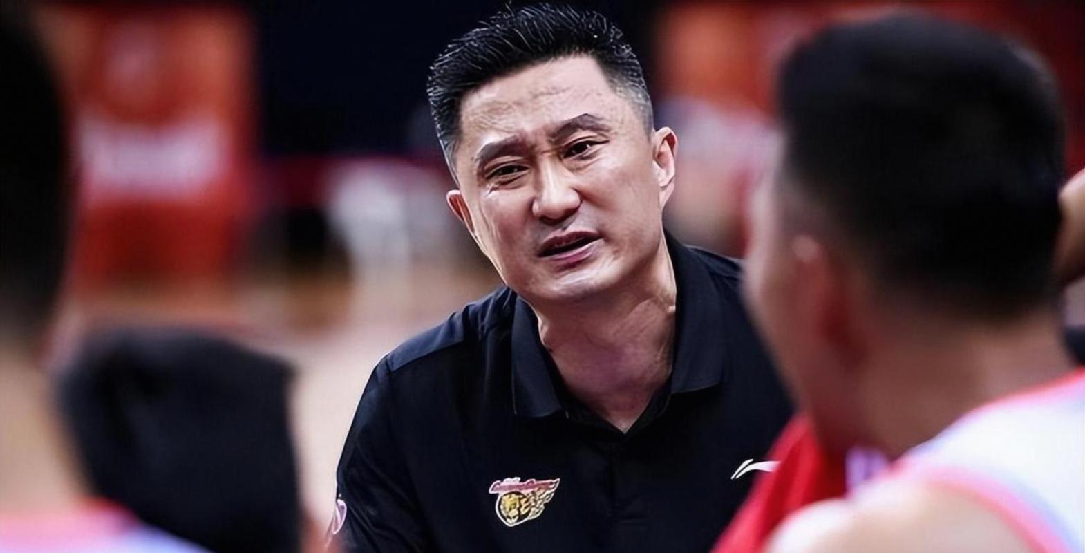杜锋：顺德球迷很热情上半场大家没主动投入下半场打得更好一些