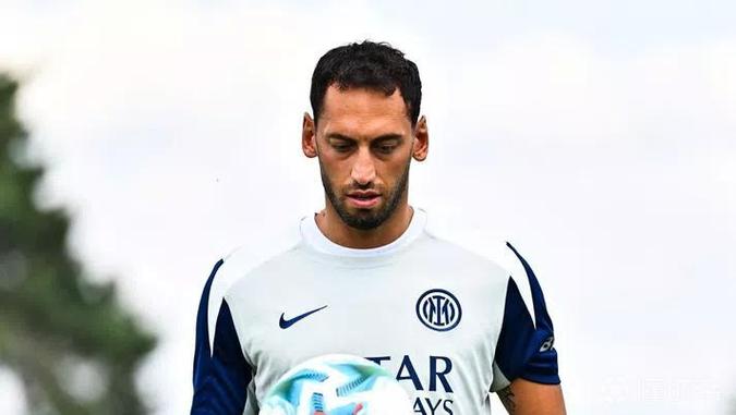 恰尔汗奥卢：2021年加盟国米之前，我收到了巴萨提交的引援方案