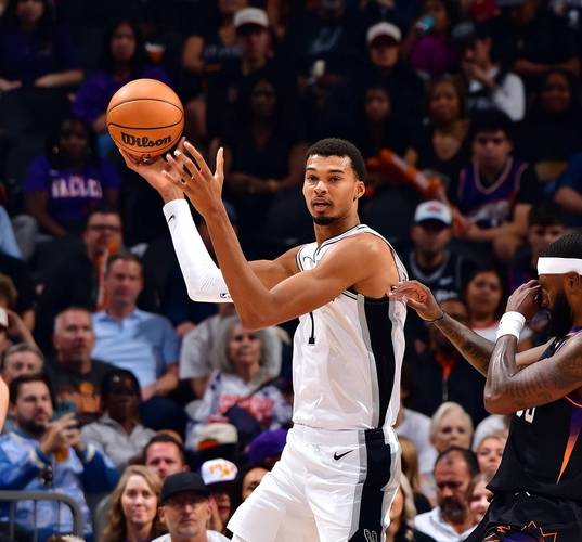 皮尔斯：文班这赛季带领马刺冲到第二提升之大有竞争MVP的资本