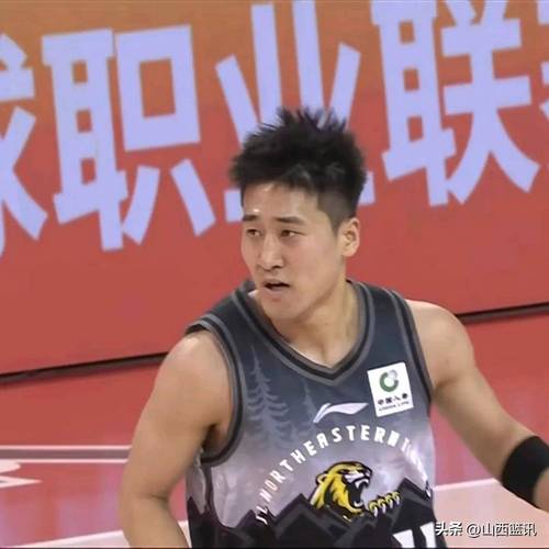 后场双枪！姜伟泽和摩尔半场合计12中8砍25分三分合计7中5