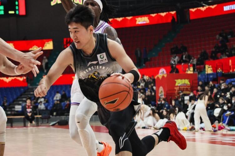 依旧是球队大腿！姜伟泽13中7砍全场最高21分三分5中3&罚球4中4