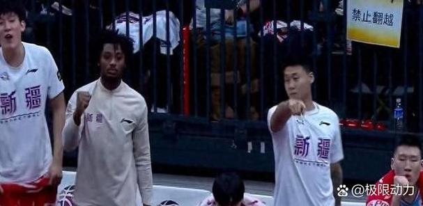 没有放弃！朱松玮连续冲筐打成2+1疯狂追分分差仅剩5分