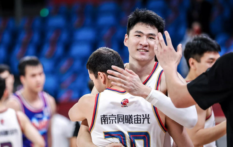 无敌！卡特莱特手术刀直塞赵柏清上篮&晃开廖三宁压哨造三分犯规