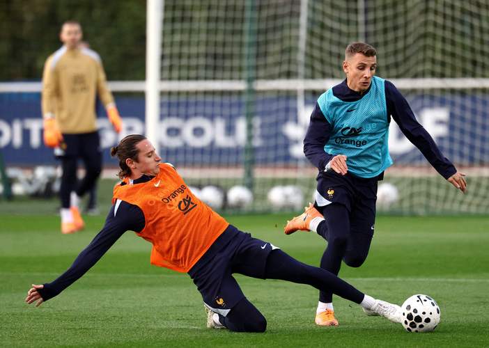 十人法国20领先巴西！埃基蒂克破门，奥利塞助攻