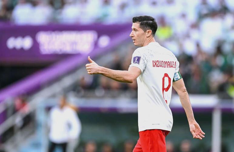 波兰神锋！莱万头球扳平为波兰保留晋级希望，波兰11阿尔巴尼亚