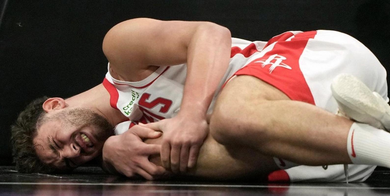 继续改进罚球！外教帮周琦在手型、压腕、出手等方面进行指导