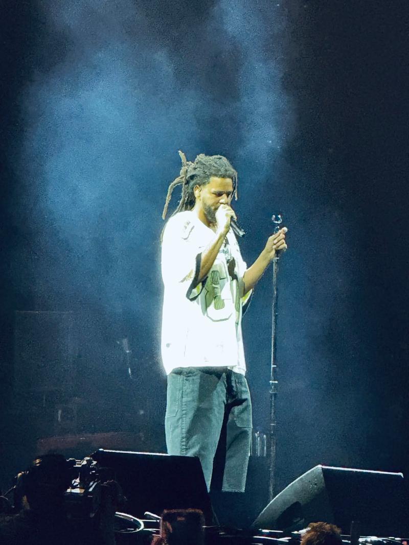 这不是玩笑！同曦官方正在直播说唱歌手J.Cole在队训练！